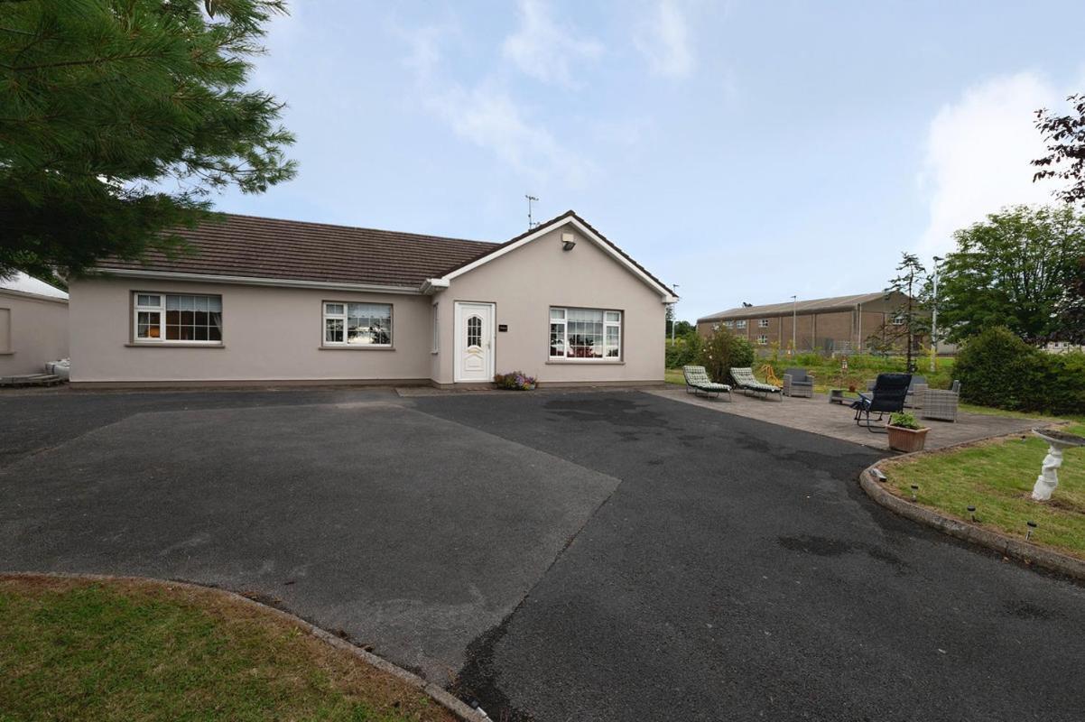 The Laurels Villa Waterford Exterior photo